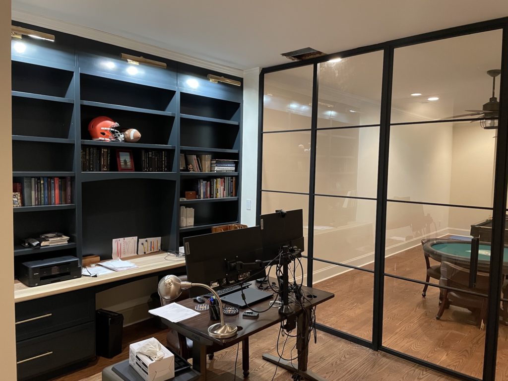 A partition wall sets your home office apart. 